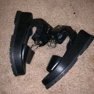 Buckle sandals